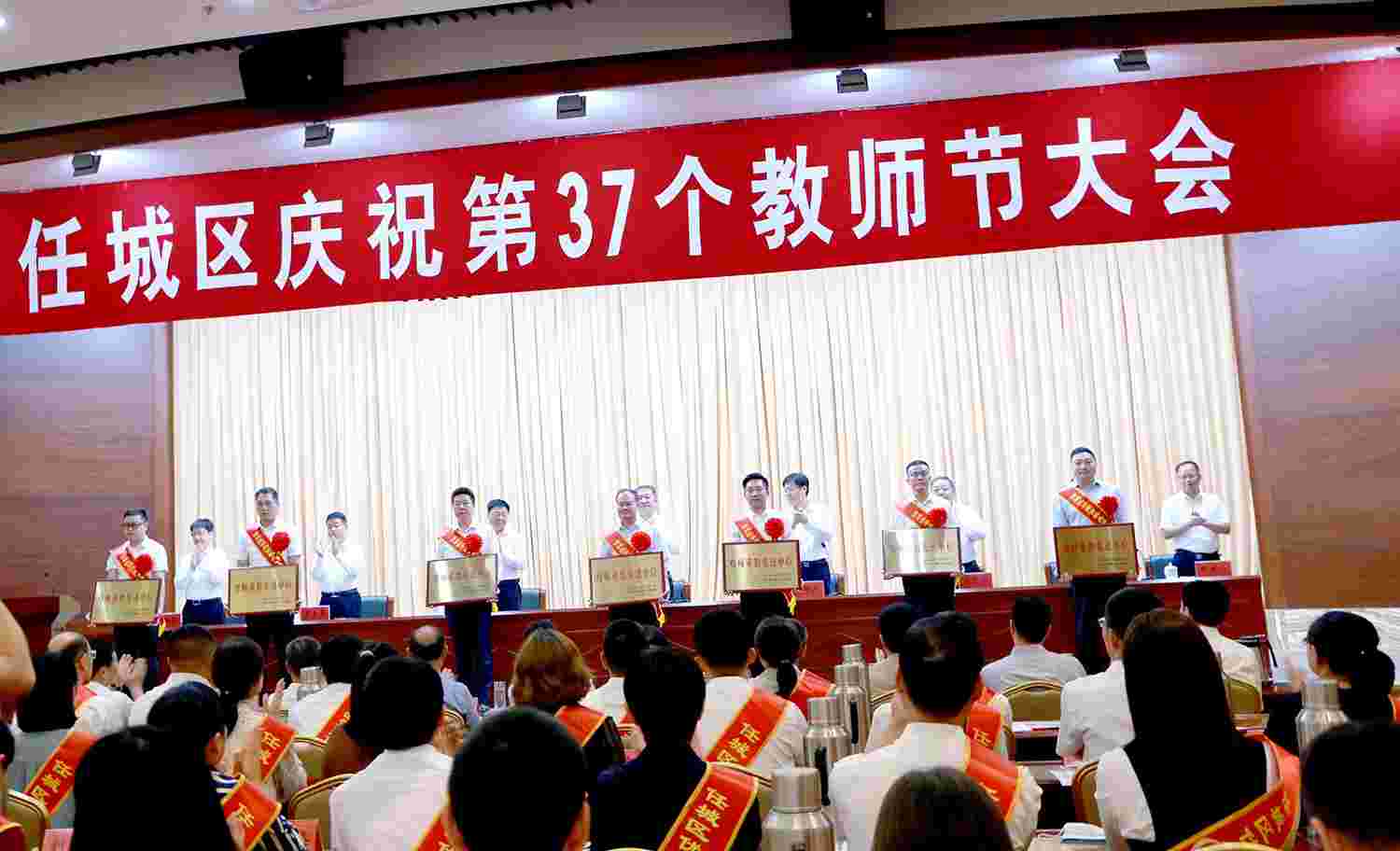 尊师沉教 致敬老师——美彩国际 官网集团荣获“尊师沉教先进单元”称号