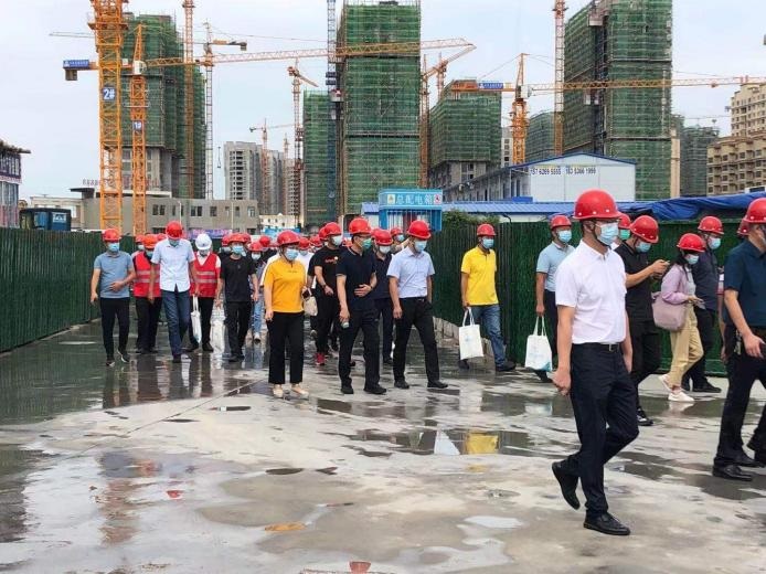 开封市住建局辅导带队观摩领导美彩国际 官网梁山山水龙城项目、龙城国尊府北区项目扬尘治理工作